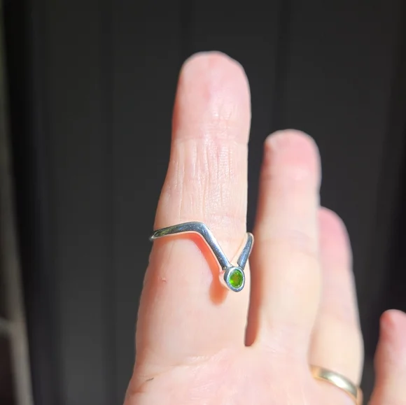 Crome diopside sterling V ring sz7.5 - Picture 5 of 8